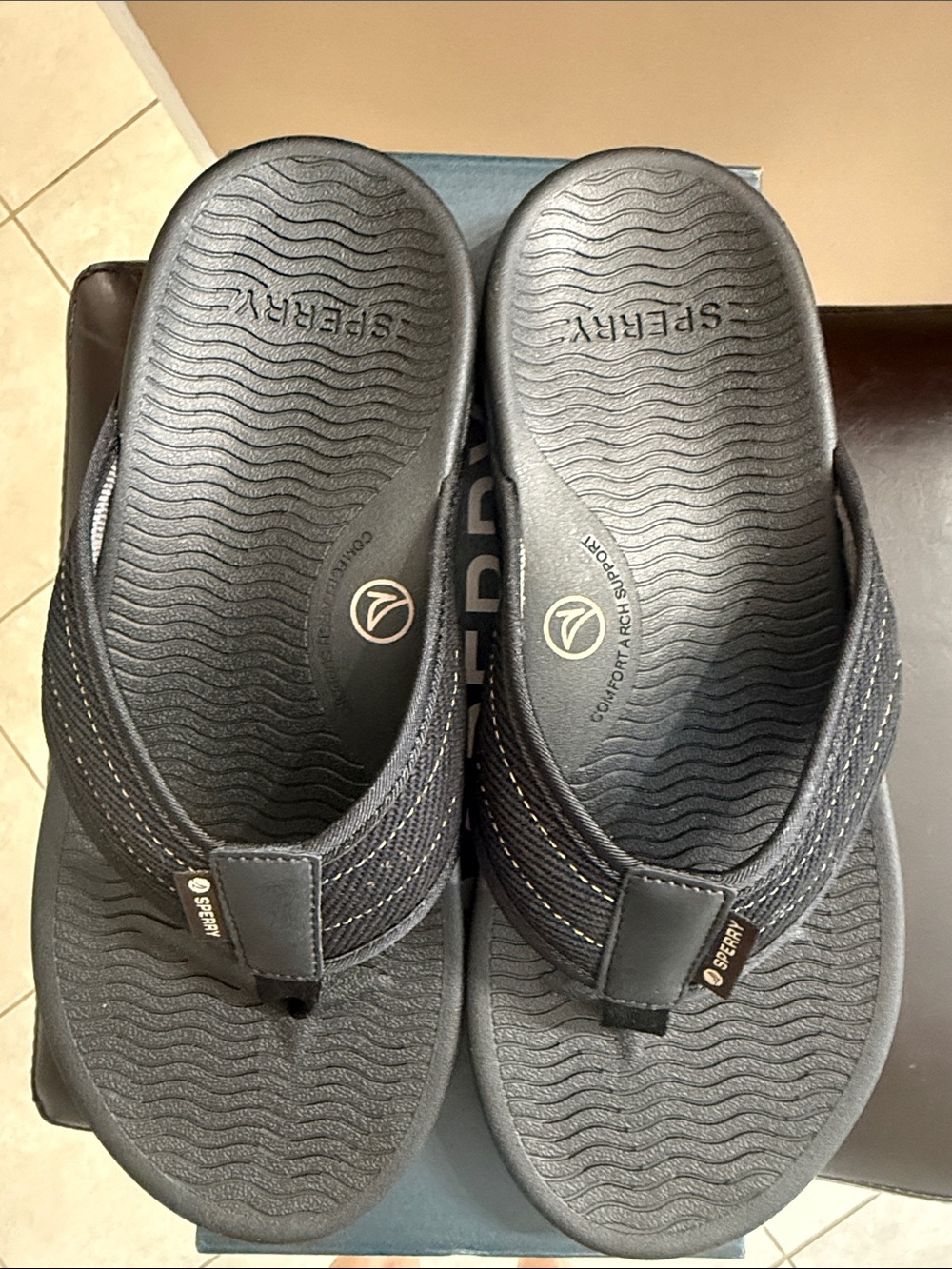 New Sperry Men’s Black Textured Thong Sandals